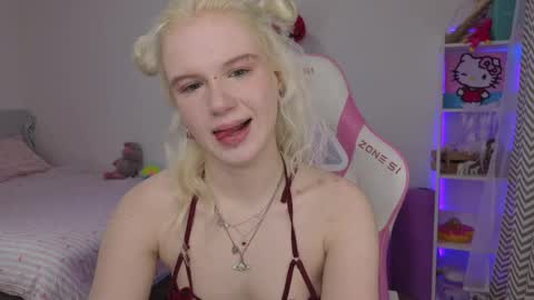 Snapshot of mia_waterlily chatting on 11, 4, 2026 Mia online show from 11, 4, 2026