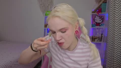 Snapshot of mia_waterlily chatting on 12, 4, 2026 Mia online show from 12, 4, 2026
