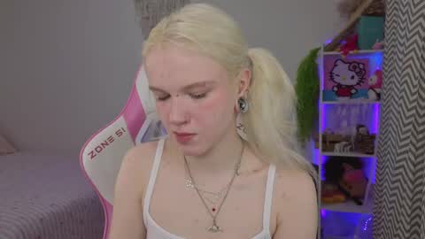 Snapshot of mia_waterlily chatting on 14, 4, 2026 Mia online show from 14, 4, 2026