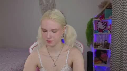 Snapshot of mia_waterlily chatting on 15, 4, 2026 Mia online show from 15, 4, 2026