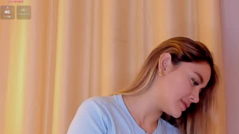 Mia White  online show from 17, 4, 2026