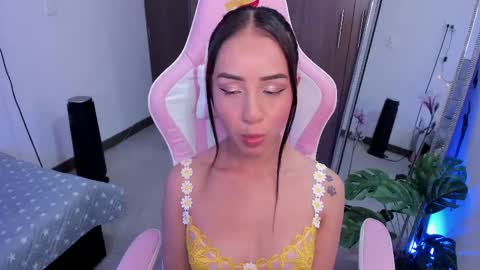 Snapshot of miaa_06 chatting on 5, 3, 2025 mia  nicolle online show from 5, 3, 2025