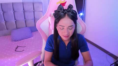 Snapshot of miaa_06 chatting on 22, 9, 2025 mia  nicolle online show from 22, 9, 2025