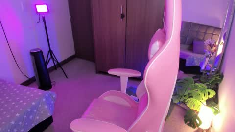 Snapshot of miaa_06 chatting on 9, 10, 2025 mia  nicolle online show from 9, 10, 2025