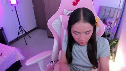 Snapshot of miaa_06 chatting on 17, 10, 2025 mia  nicolle online show from 17, 10, 2025