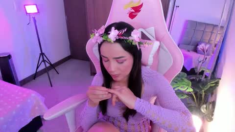 Snapshot of miaa_06 chatting on 19, 10, 2025 mia  nicolle online show from 19, 10, 2025