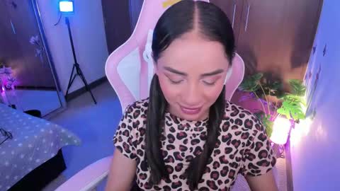 mia  nicolle online show from 11, 11, 2025