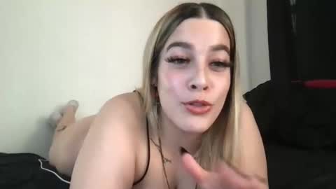 Mia Moji online show from 22, 12, 2025