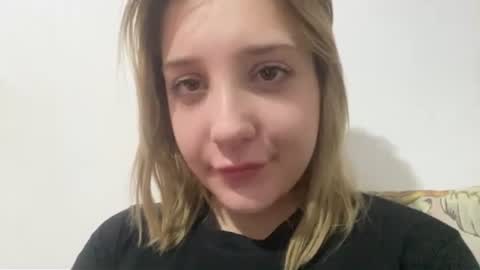 Hi guys Im Mia Im new here help me to figure out how everything works here xD online show from 5, 7, 2026