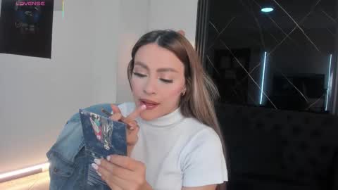 Snapshot of miacarperrlux chatting on 22, 12, 2025 MiaCarper online show from 22, 12, 2025