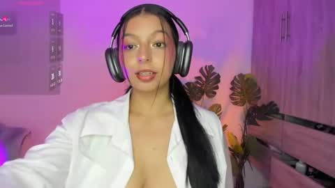 Mia Fernandez online show from 30, 7, 2026