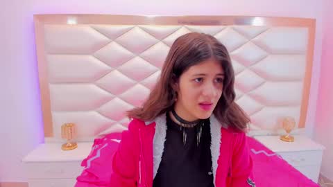 Snapshot of miaqueen021 chatting on 7, 3, 2025 Sweetie Mia online show from 7, 3, 2025