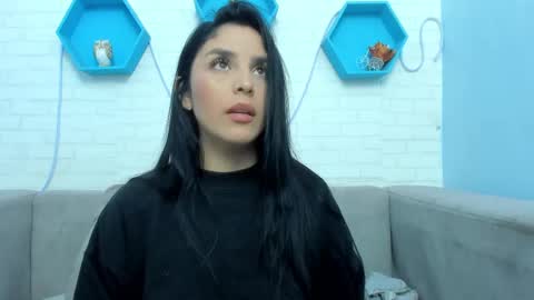 Mia Quevedo online show from 5, 3, 2025