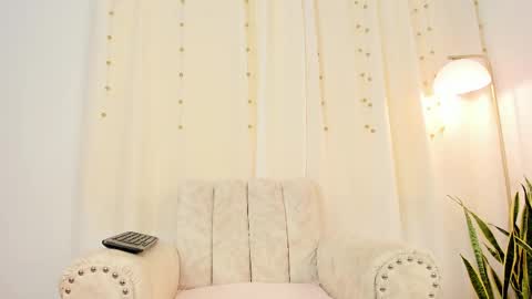 Miavenuss 1 online show from 10, 11, 2025