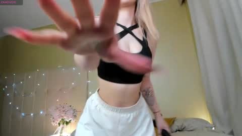 Snapshot of mila_kinor chatting on 2, 2, 2025 mila_kinor online show from 2, 2, 2025