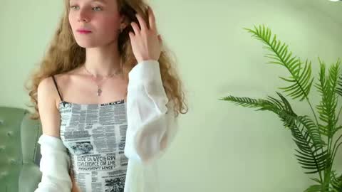 Snapshot of mila_stain chatting on 4, 5, 2026 Mila online show from 4, 5, 2026