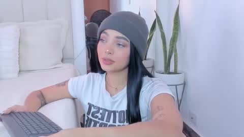 mila_stark333 online show from 14, 4, 2026