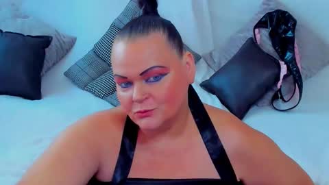 Snapshot of milanabiegert chatting on 8, 10, 2025 Lana online show from 8, 10, 2025