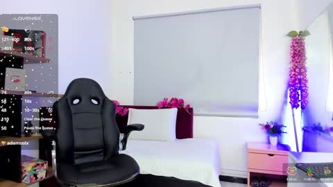 Snapshot of milu_beluci chatting on 12, 12, 2024 Milu Belucci online show from 12, 12, 2024