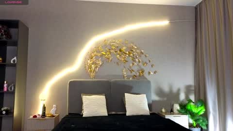 Annie  dont forget to thumbs up me  online show from 23, 12, 2024