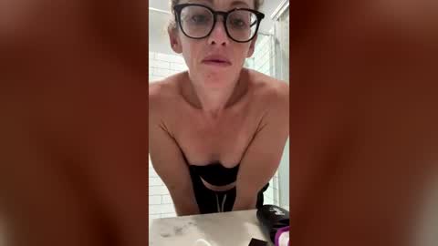 Snapshot of mischiefmamaxs chatting on 27, 7, 2026 mischiefmamaxs online show from 27, 7, 2026