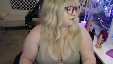 missdanibluee online show from 12, 12, 2024
