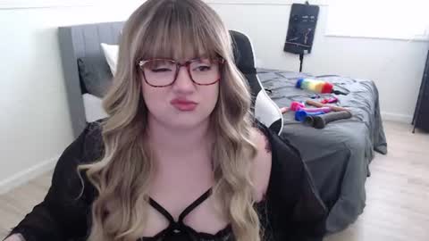 missdanibluee online show from 8, 7, 2026