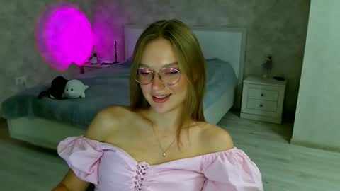Snapshot of missmariat chatting on 24, 9, 2025 OneGoddess online show from 24, 9, 2025