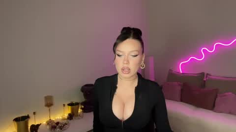 Snapshot of mistress_of_hearts chatting on 18, 5, 2026 Mia online show from 18, 5, 2026