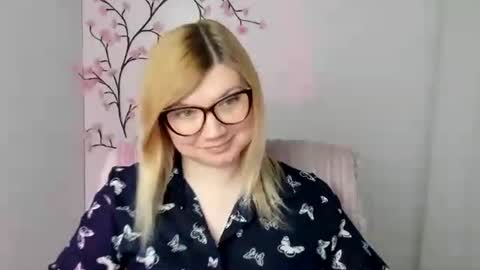 Snapshot of molly_moree chatting on 20, 4, 2026 Molly online show from 20, 4, 2026