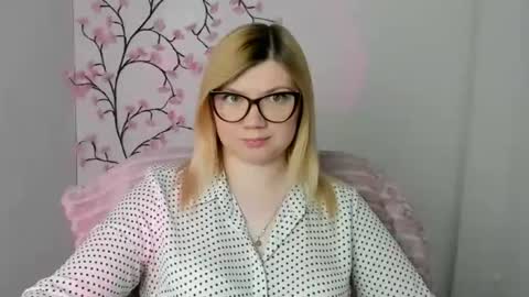 Snapshot of molly_moree chatting on 12, 5, 2026 Molly online show from 12, 5, 2026