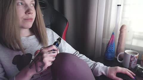 I have new photos come and see with love Molly online show from 3, 3, 2025