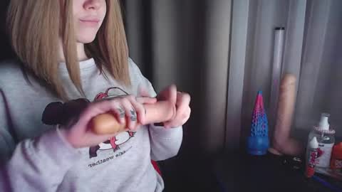 I have new photos come and see with love Molly online show from 9, 3, 2025