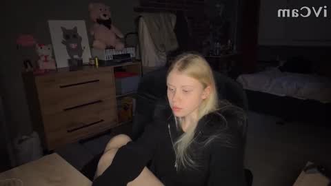 Snapshot of mollybrith chatting on 11, 11, 2025 MollyBrith online show from 11, 11, 2025