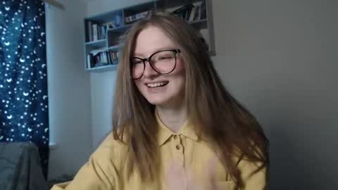 Snapshot of mollytucker chatting on 8, 3, 2025 mollytucker online show from 8, 3, 2025