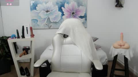 Snapshot of mom_17 chatting on 6, 3, 2025 Celeste online show from 6, 3, 2025