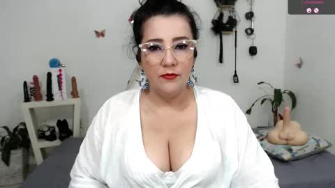 Snapshot of mom_17 chatting on 5, 10, 2025 Celeste online show from 5, 10, 2025
