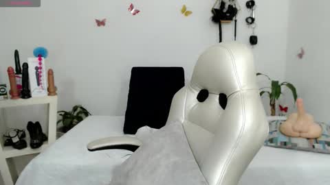 Snapshot of mom_17 chatting on 15, 10, 2025 Celeste online show from 15, 10, 2025
