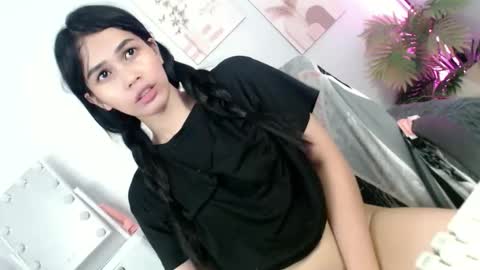 Snapshot of momi_khem019 chatting on 24, 5, 2026 MOMIKHEM online show from 24, 5, 2026