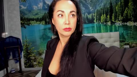 monica_weisss online show from 1, 2, 2025