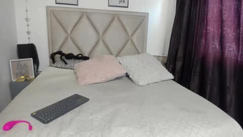 Snapshot of monicapink_ chatting on 5, 11, 2025 Mony online show from 5, 11, 2025