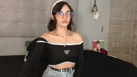 Snapshot of moon__april chatting on 9, 10, 2025 Elizabeth  online show from 9, 10, 2025