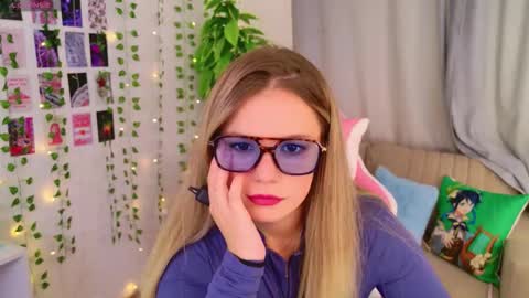 Snapshot of moon__bunny chatting on 28, 9, 2025 Moon Bunny online show from 28, 9, 2025