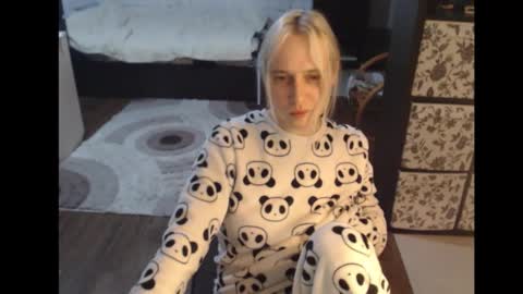 Snapshot of mrsluck chatting on 5, 11, 2025 Sasha online show from 5, 11, 2025