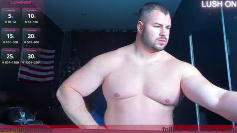 Snapshot of muscularjohnforu chatting on 1, 2, 2025 click icon for peach  online show from 1, 2, 2025