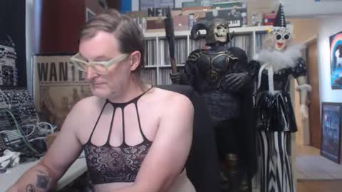 Snapshot of muziknerd chatting on 16, 10, 2025 Muziknerd online show from 16, 10, 2025