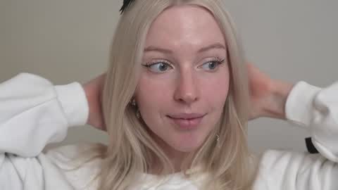 STELLA  Im here today online show from 3, 2, 2025