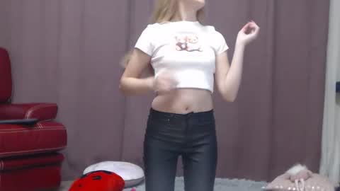 Snapshot of mysterygirl2023 chatting on 29, 10, 2025 Mystery Girl online show from 29, 10, 2025