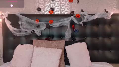 naiaramasson_ online show from 30, 10, 2025