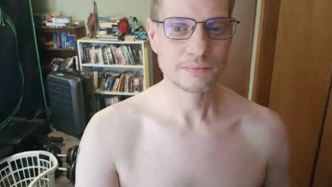 Snapshot of nakedcav chatting on 28, 4, 2026 NakedClown online show from 28, 4, 2026